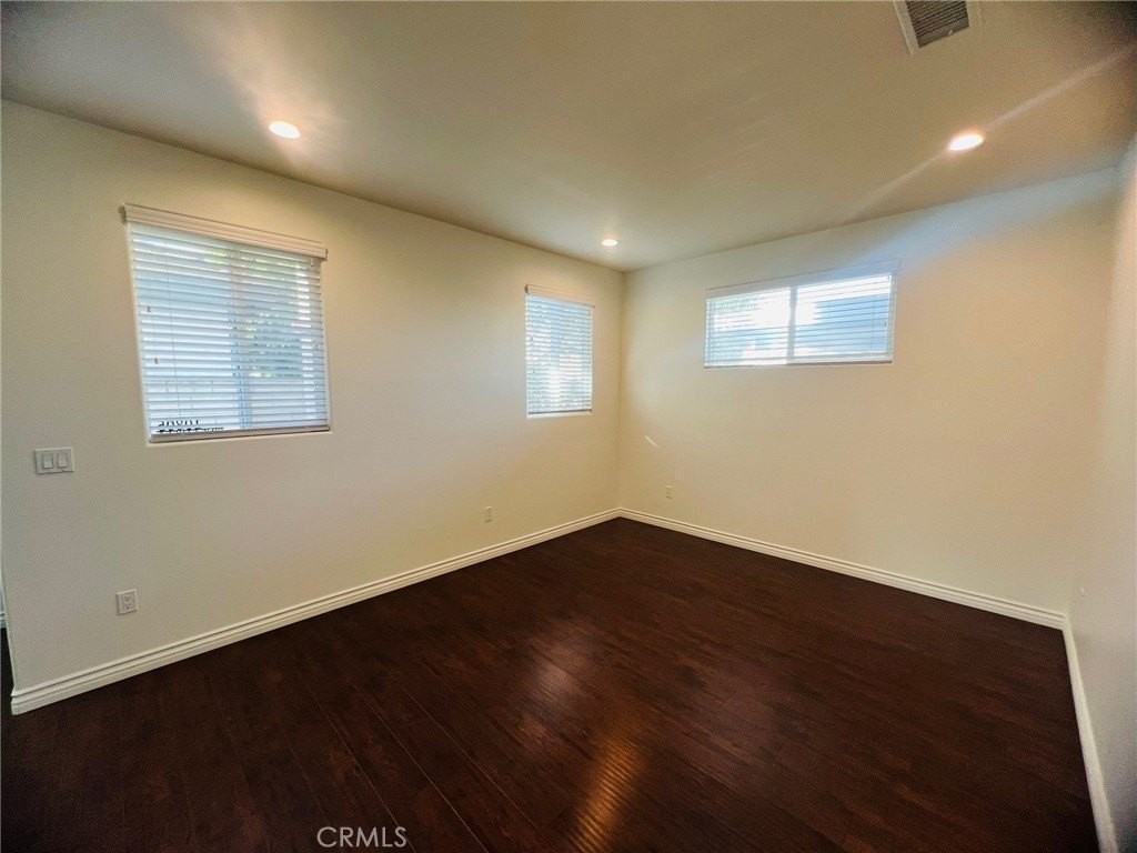 10805 Pine St - Photo 5 of 37