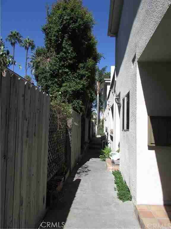 828 5th St #10 - Photo 4 of 24