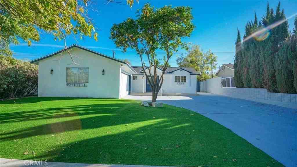 24306 Gilmore St - Photo 4 of 50