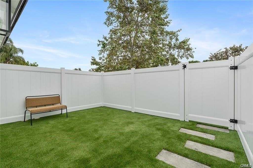 19853 Bassett St - Photo 4 of 14