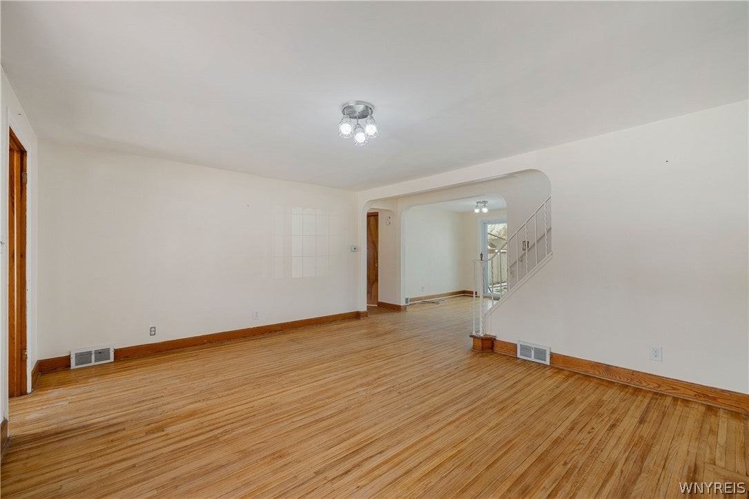 94 Tudor Rd - Photo 3 of 33