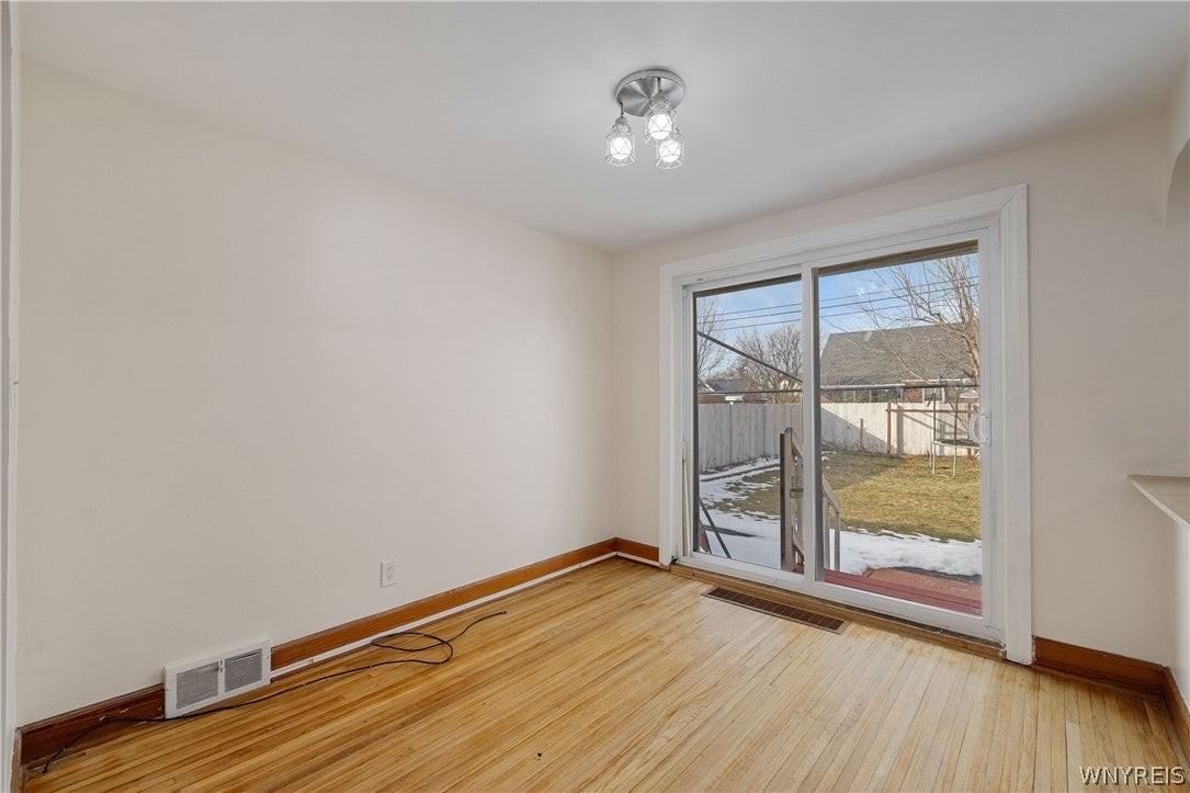 94 Tudor Rd - Photo 4 of 33