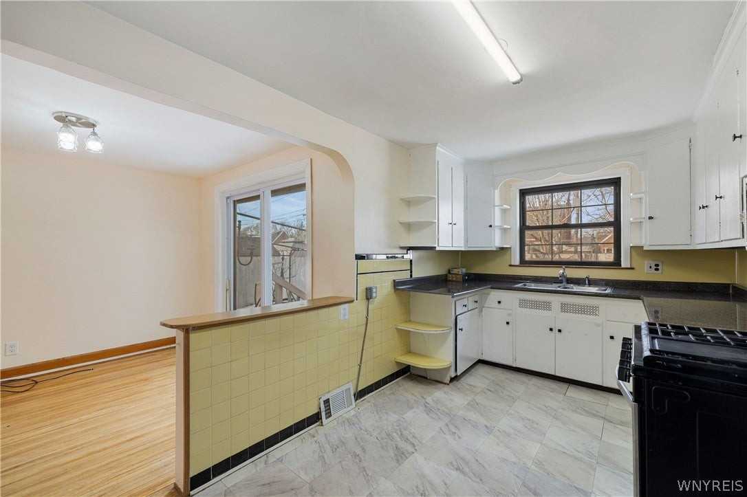 94 Tudor Rd - Photo 7 of 33