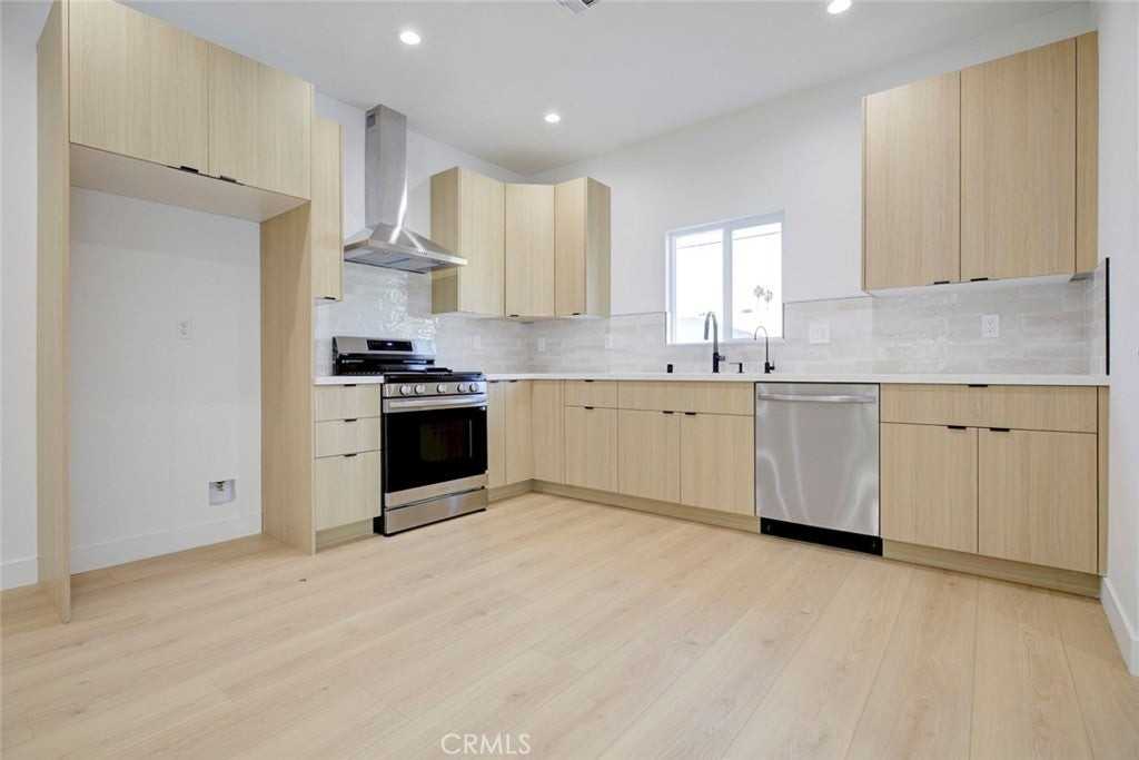 2240 N Keystone St - Photo 6 of 24