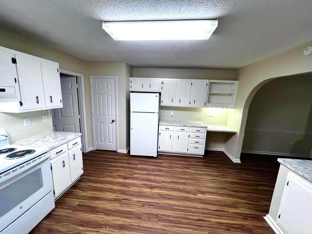 1927 Buck Ln Apt B - Photo 2 of 15