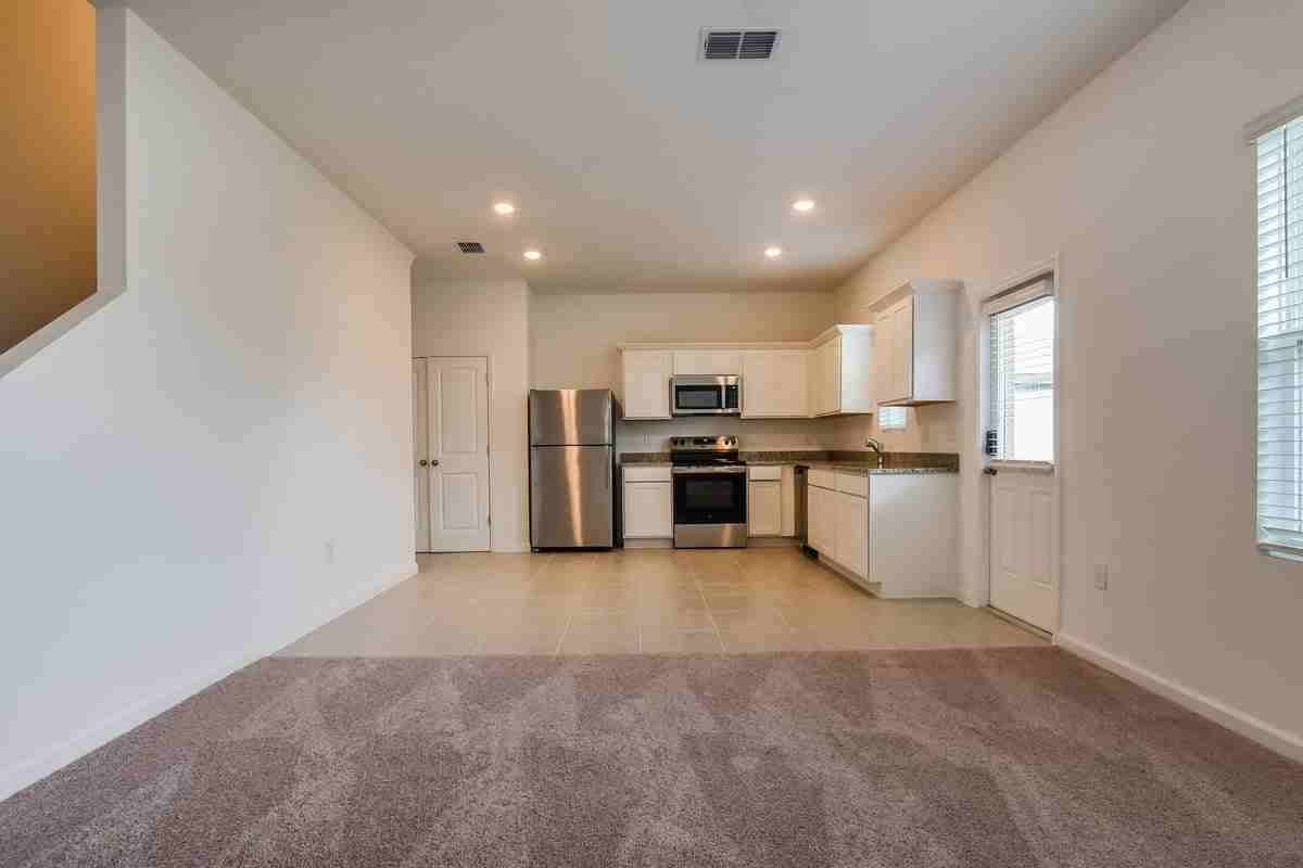 2084 Hemingway Cir - Photo 4 of 18