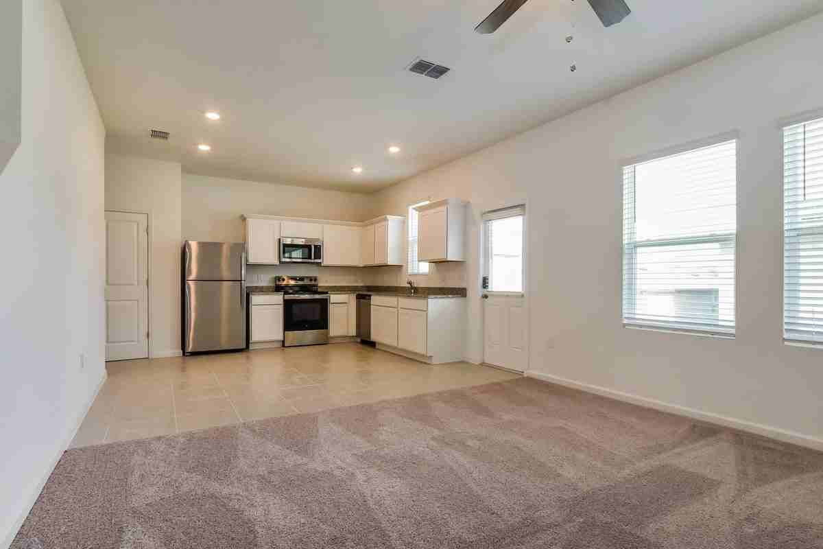 2084 Hemingway Cir - Photo 5 of 18