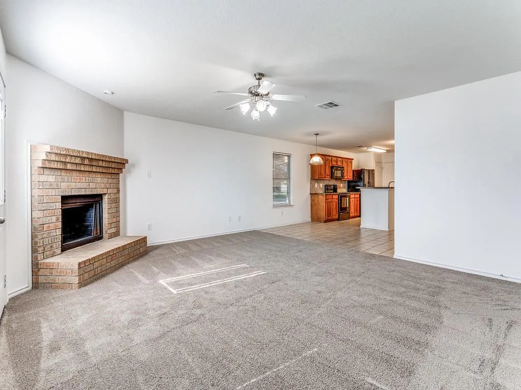 301 Honeysuckle Ct - Photo 4 of 13