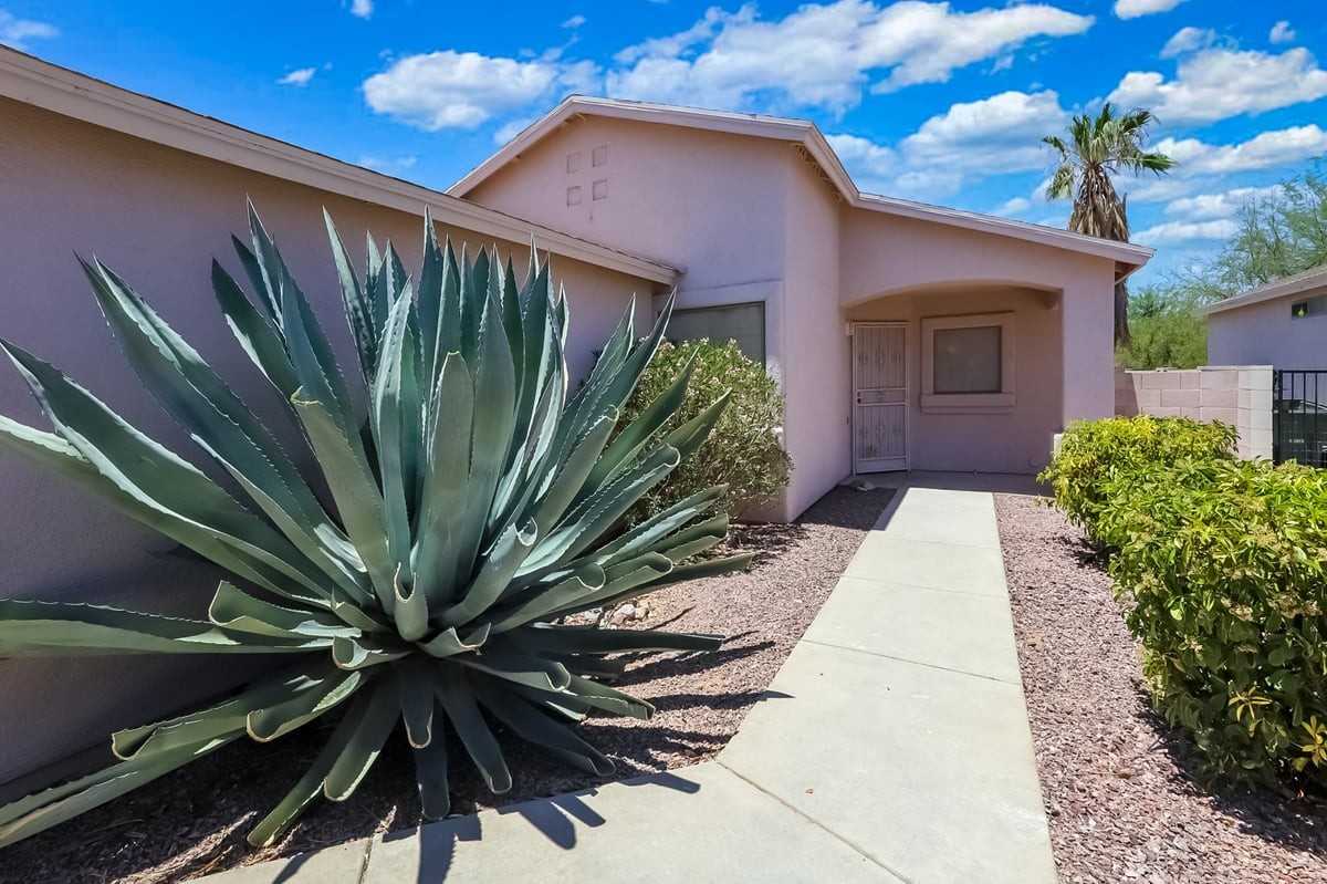 8256 South Vía Del Forjador - Photo 3 of 28