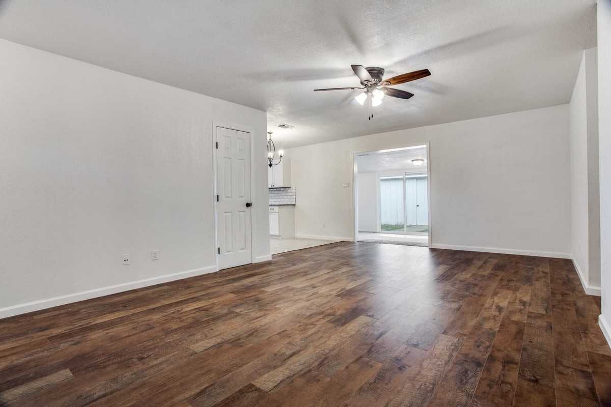 909 Bennett St - Photo 4 of 13