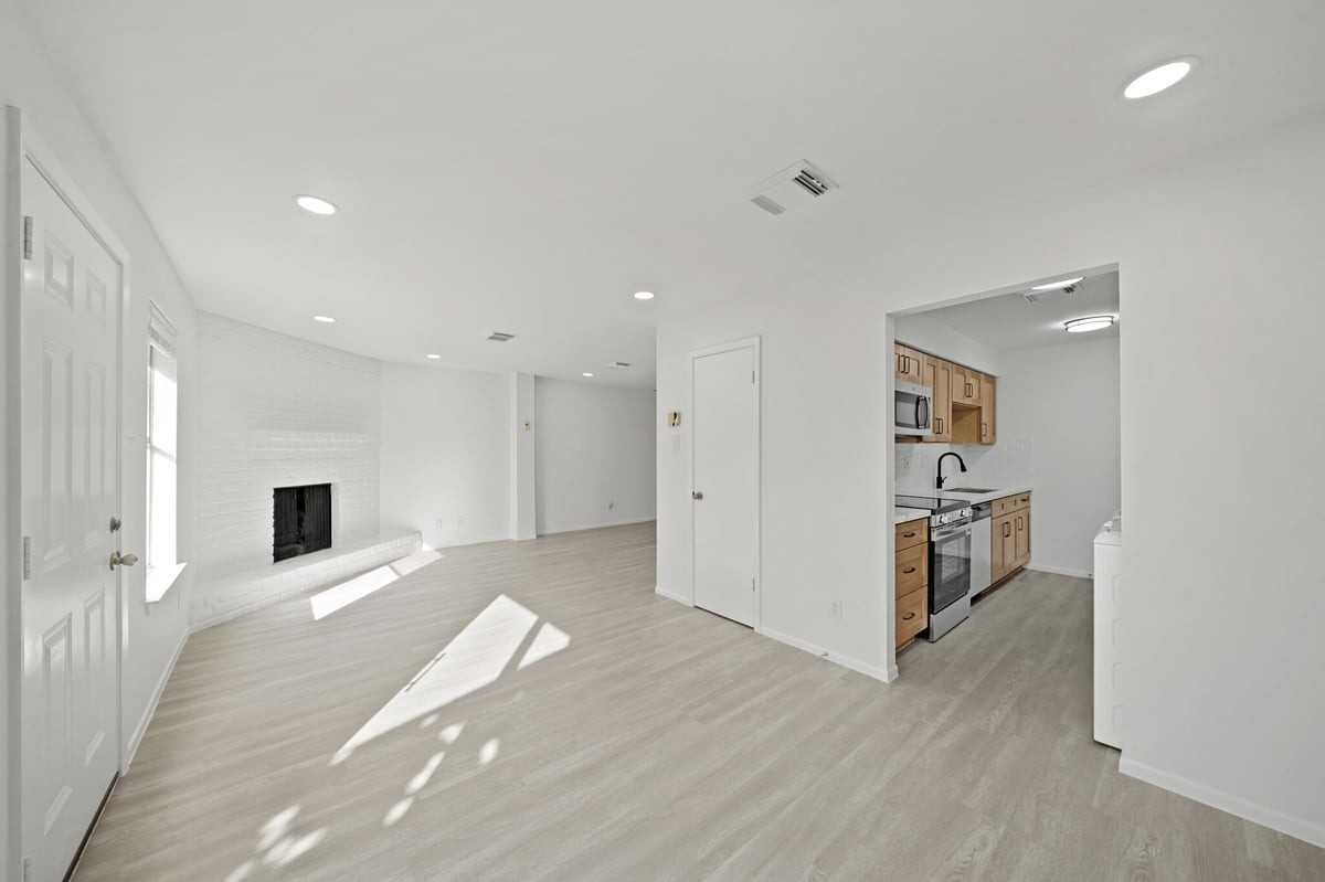 7949 Ellinger Ln - Photo 3 of 25