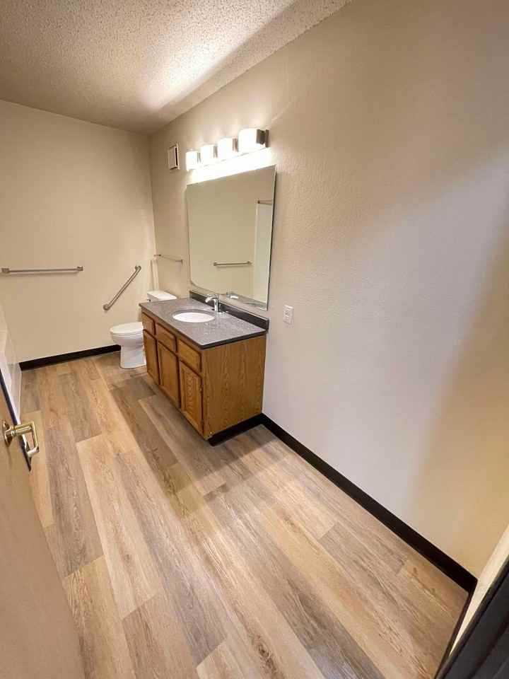 415 22nd St E #B - Photo 4 of 15