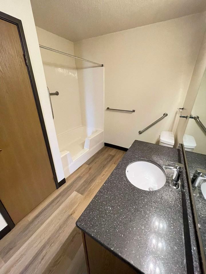 415 22nd St E #B - Photo 5 of 15