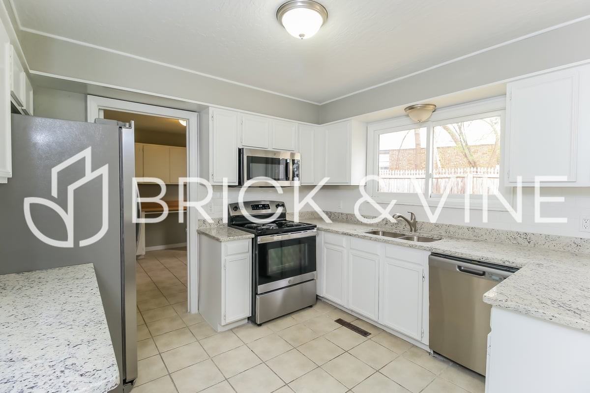 403 George L Cross Ct - Photo 3 of 17