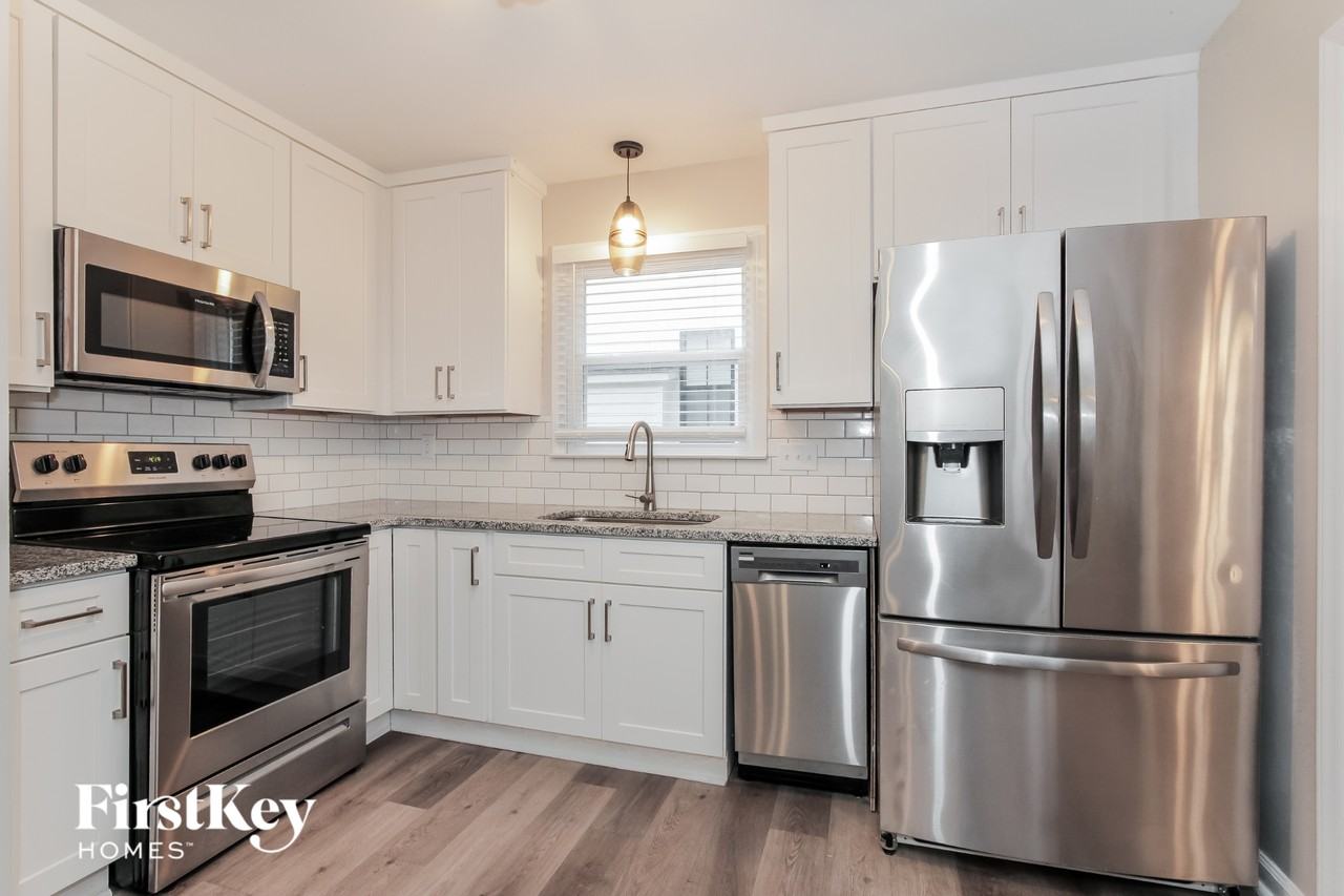 2432 Kendrick Ave - Photo 6 of 15