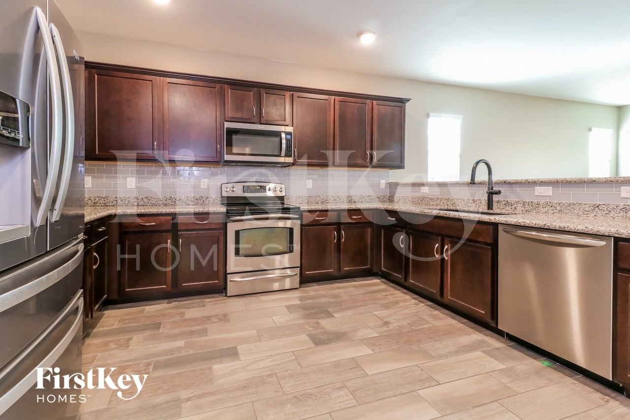 17126 W Seldon Ln - Photo 5 of 15