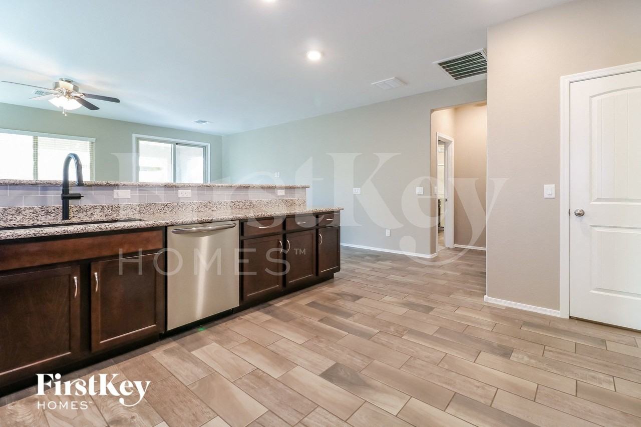 17126 W Seldon Ln - Photo 6 of 15