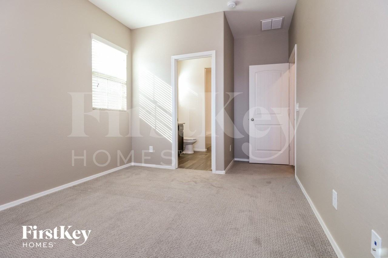 17126 W Seldon Ln - Photo 7 of 15