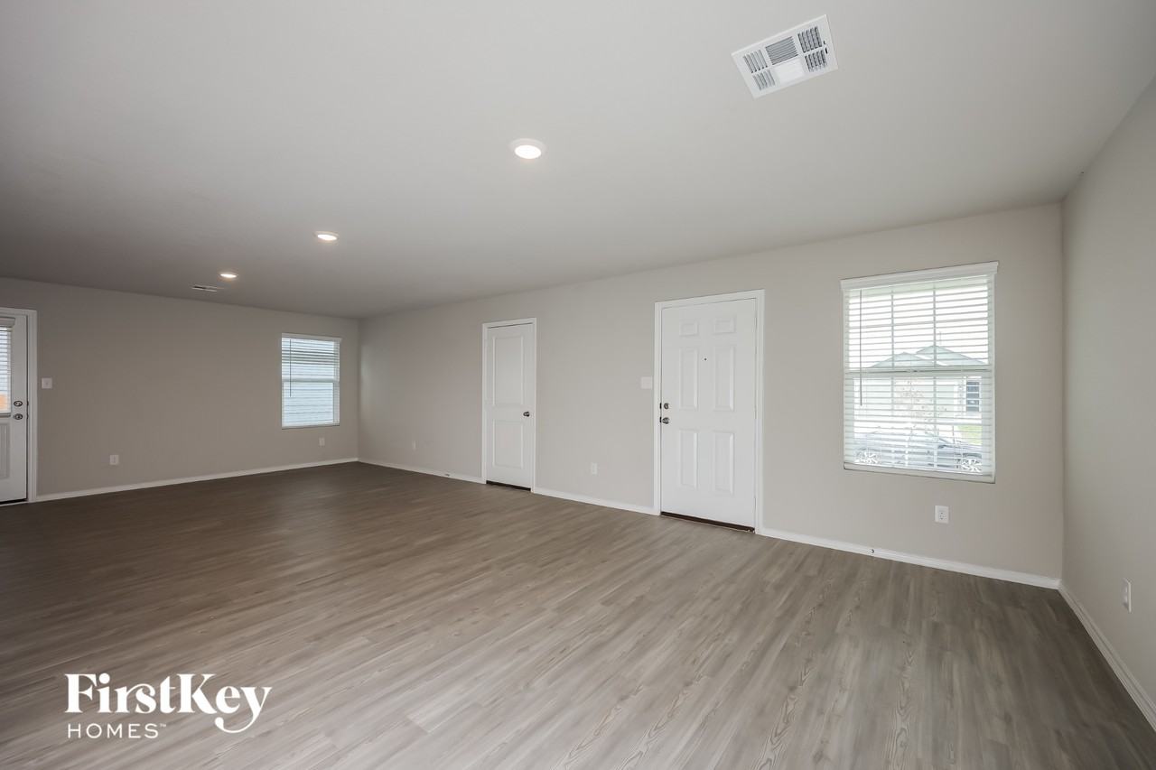 10803 Prusiner Dr - Photo 4 of 15