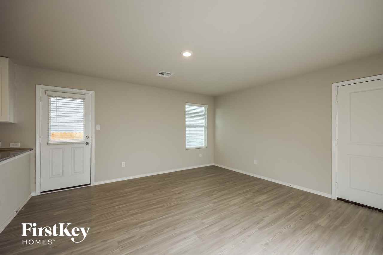 10803 Prusiner Dr - Photo 5 of 15