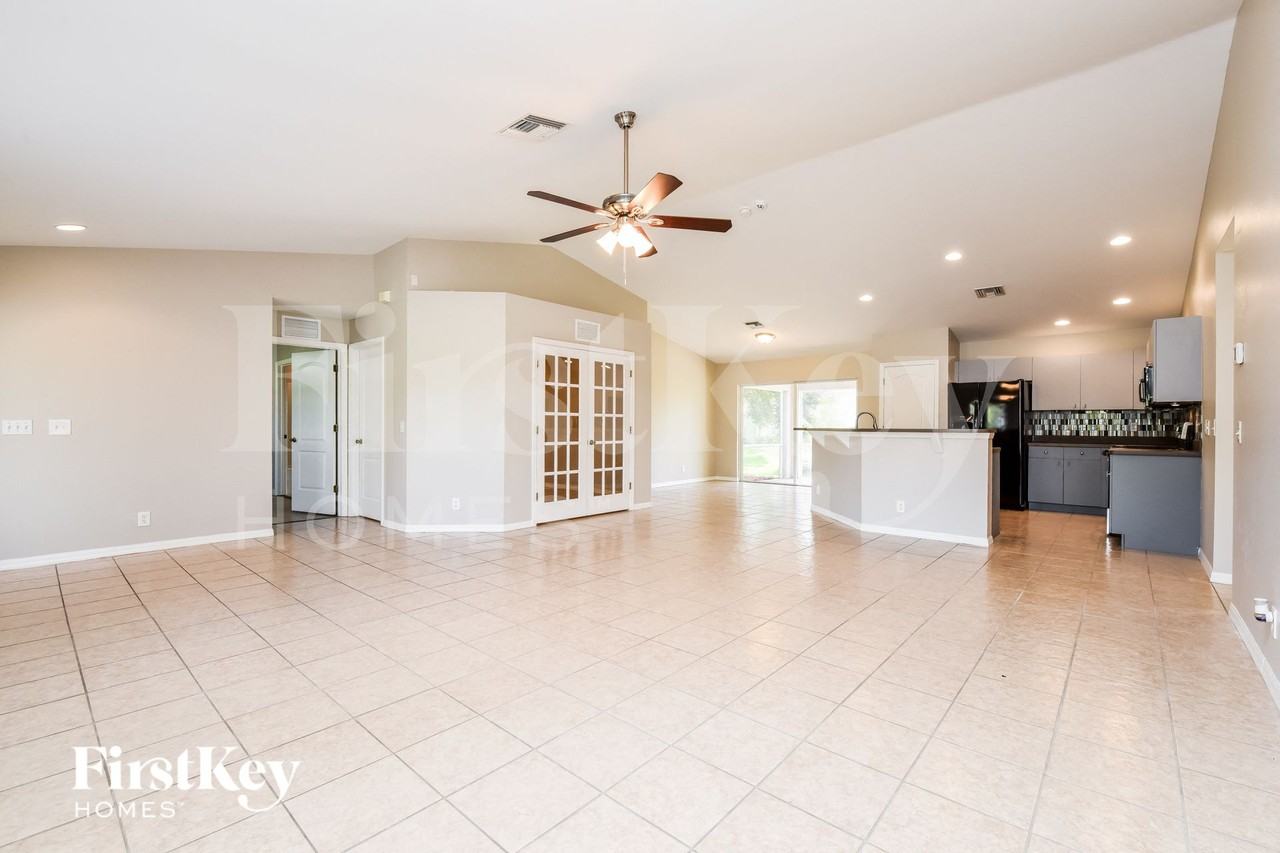 1220 Bayou St - Photo 2 of 15