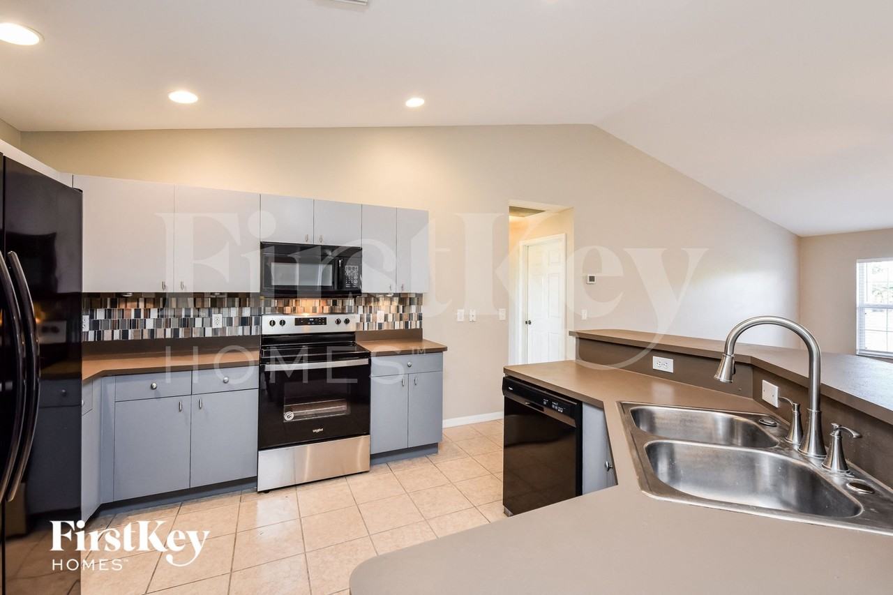 1220 Bayou St - Photo 5 of 15