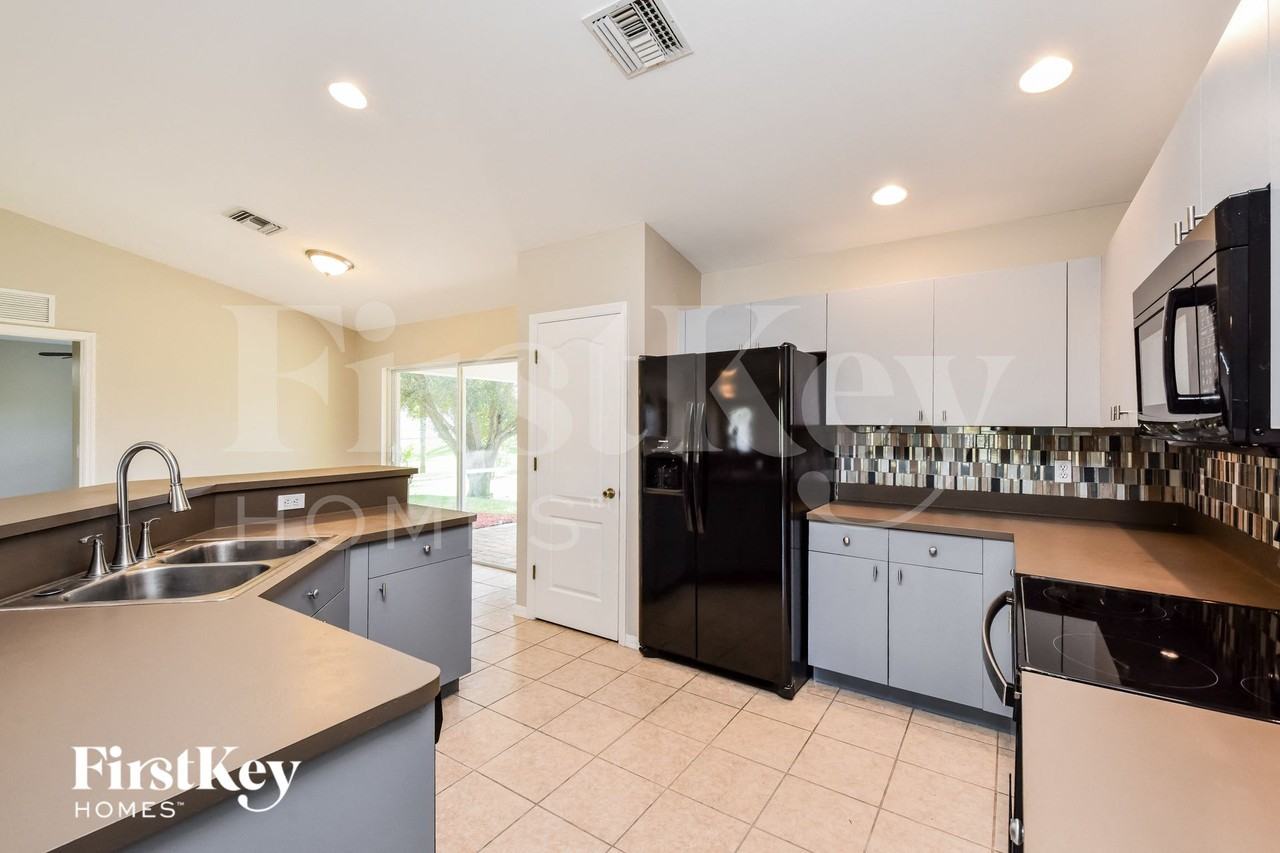 1220 Bayou St - Photo 6 of 15