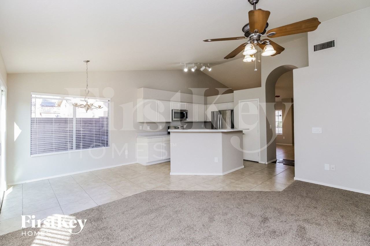 902 S Ithica St - Photo 4 of 15