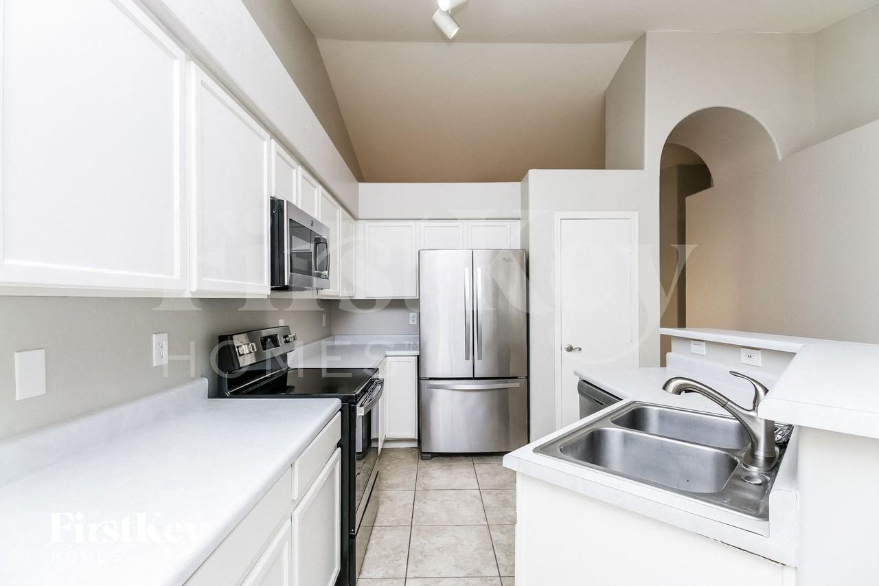 902 S Ithica St - Photo 5 of 15