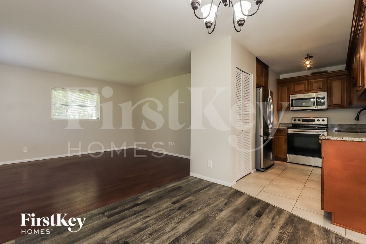 3819 W Wisconsin Ave - Photo 4 of 16