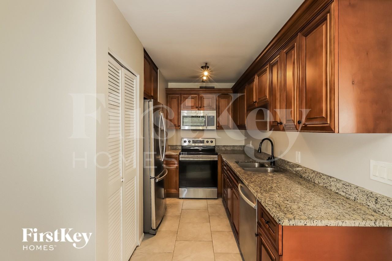 3819 W Wisconsin Ave - Photo 5 of 16