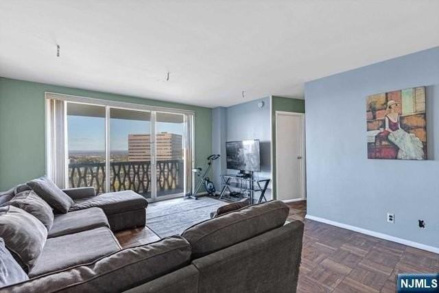 2000 Linwood Ave Apt 17h - Photo 6 of 30