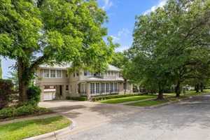 featured image of 4720 Collinwood Ave