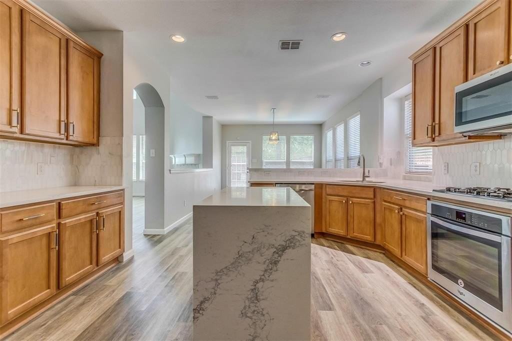 817 Rushmore Dr - Photo 2 of 40