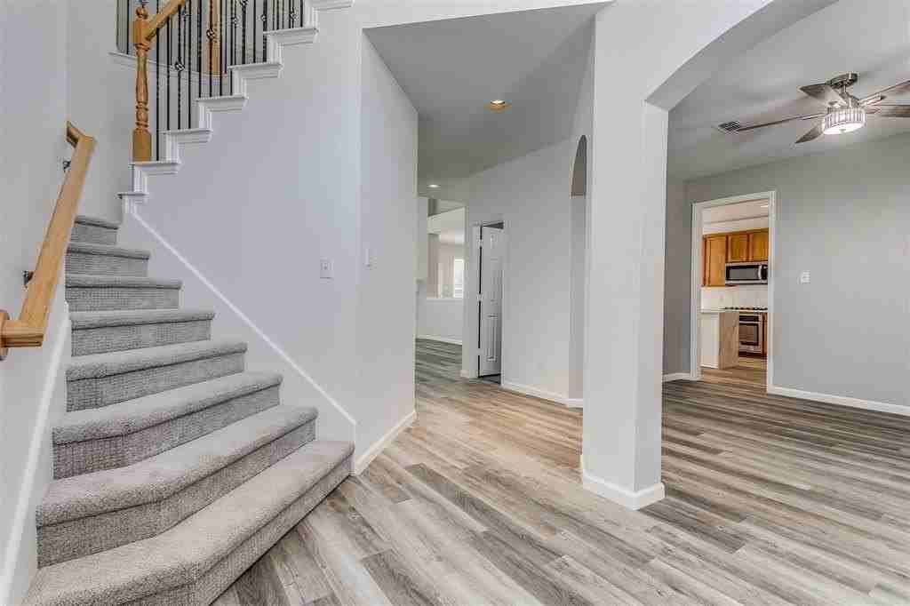 817 Rushmore Dr - Photo 4 of 40