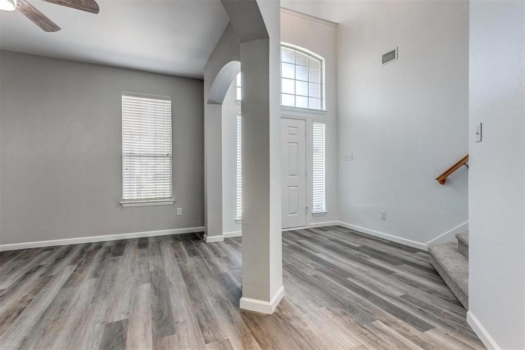 817 Rushmore Dr - Photo 5 of 40