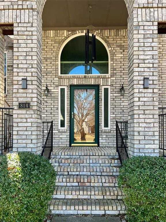 814 Clearlake Dr - Photo 2 of 30