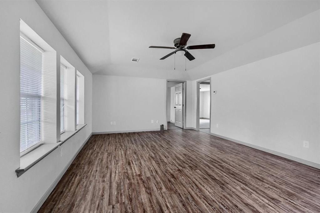 312 Hackney St - Photo 4 of 30