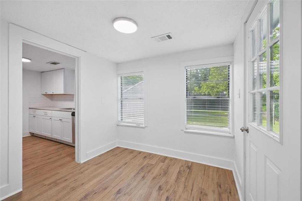 906 E Houston St - Photo 4 of 25