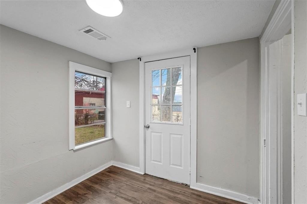 906 E Houston St - Photo 6 of 25