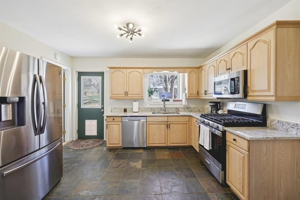 1507 Briarwood Blvd - Photo 4 of 29