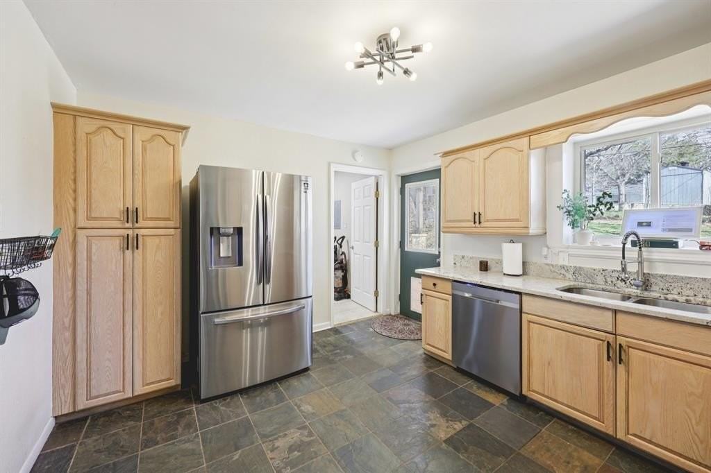 1507 Briarwood Blvd - Photo 5 of 29