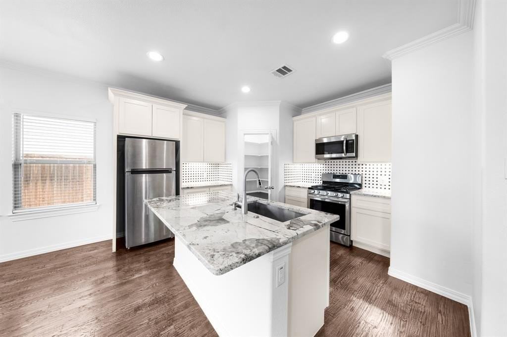 810 N Walnut St - Photo 4 of 26