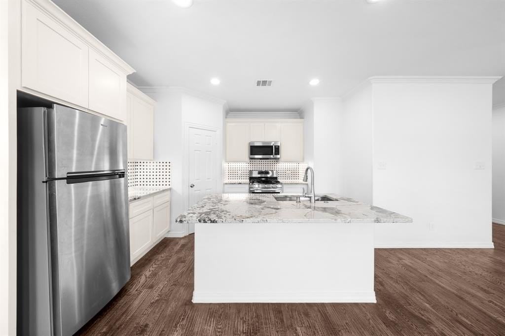 810 N Walnut St - Photo 5 of 26