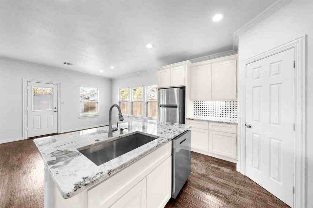 810 N Walnut St - Photo 7 of 26