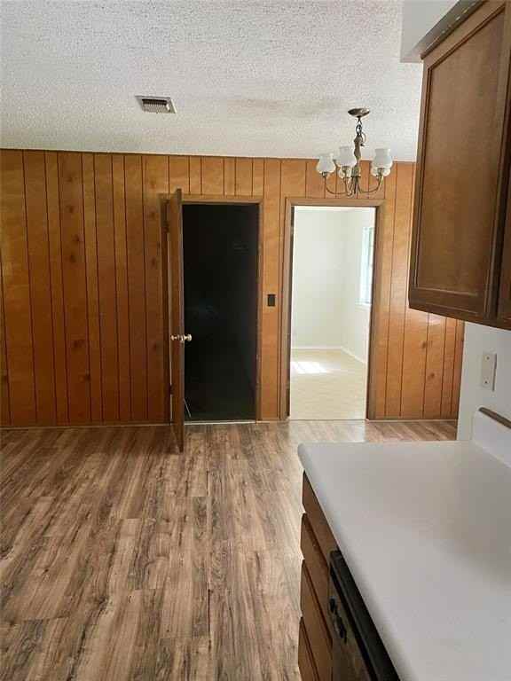 404 Mcsmith Ct - Photo 7 of 32