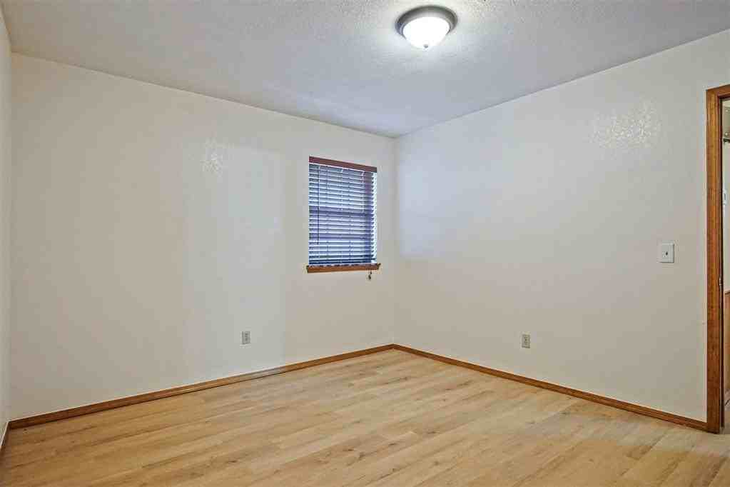 1125 N Patterson Dr - Photo 3 of 34