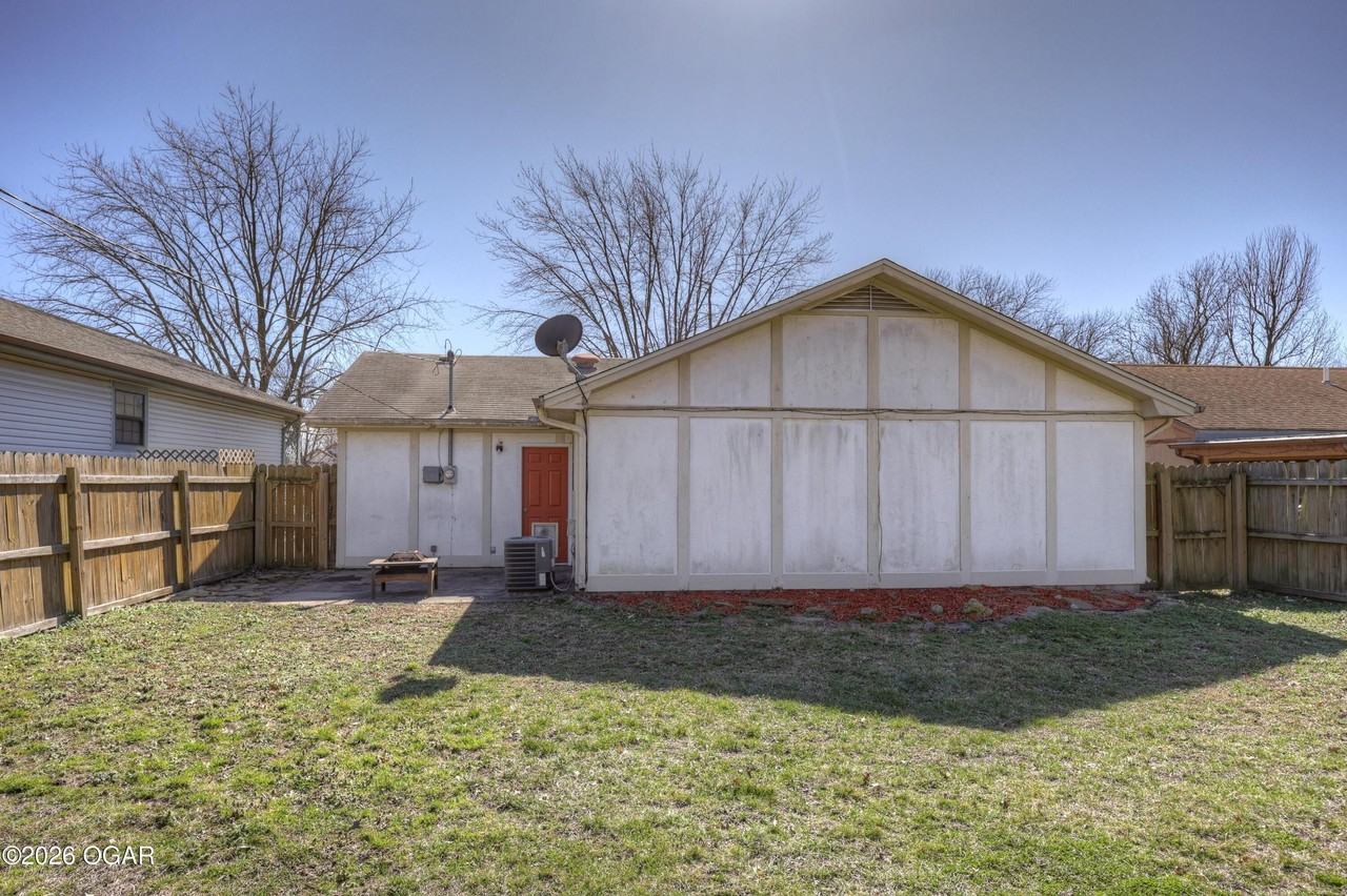 2921 W 16th St - Photo 4 of 33