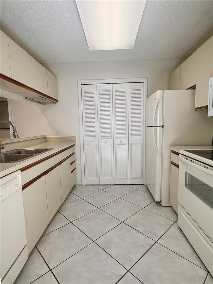 43 Plantation Dr #106 - Photo 3 of 32