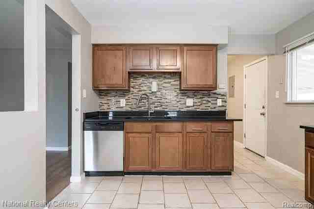 26344 Groveland St - Photo 7 of 19